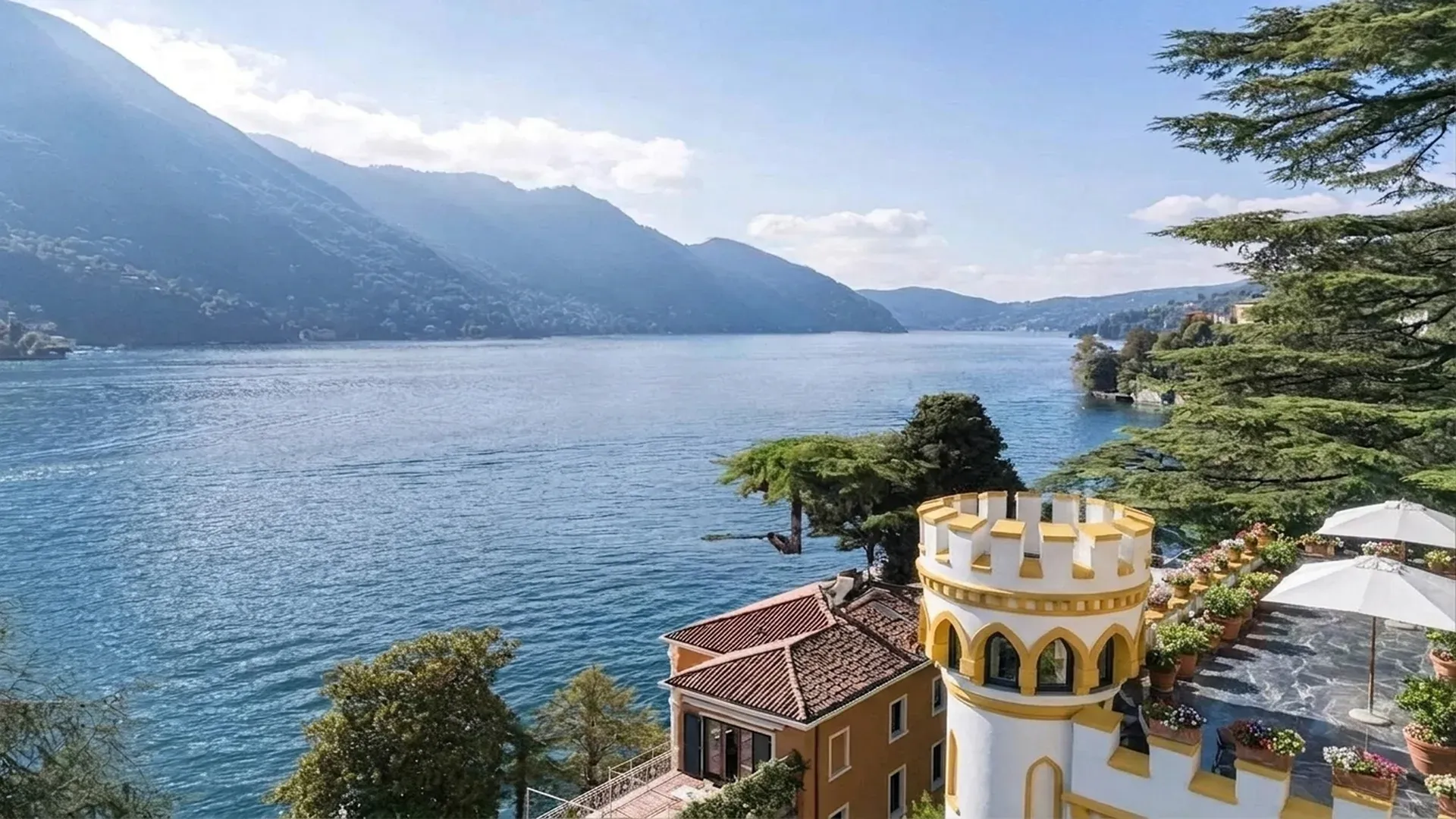 Boutique hotel on the waterfront of Como lake — Landscape (2)